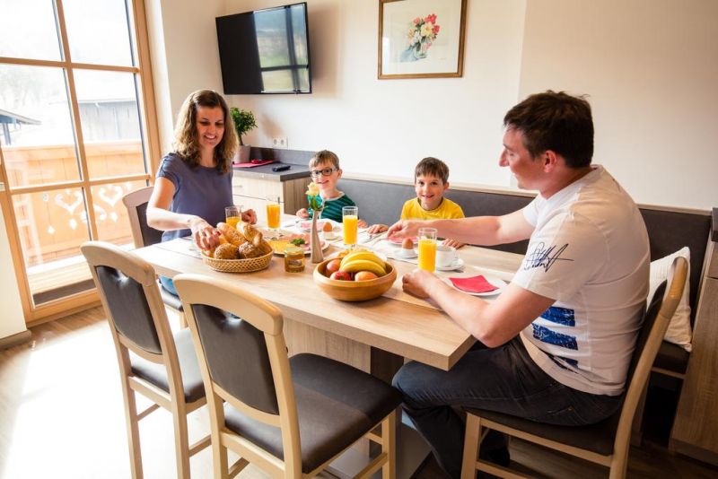 Familie beim Frühstücken