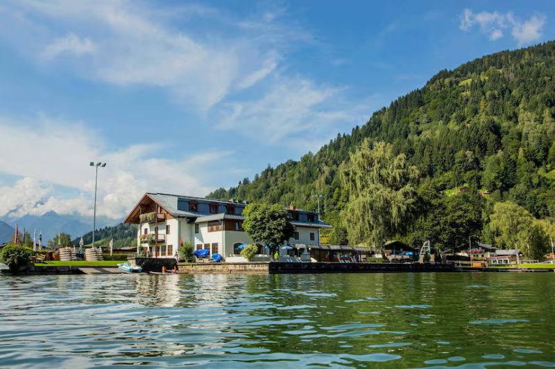 Junges Hotel am See