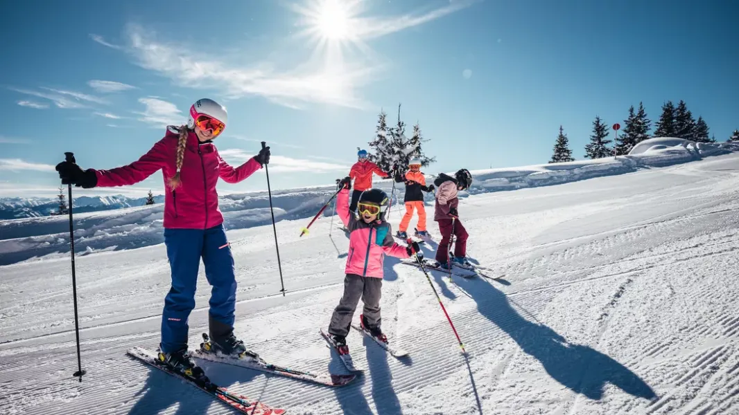 Familie beim Skifahren in Zell am See