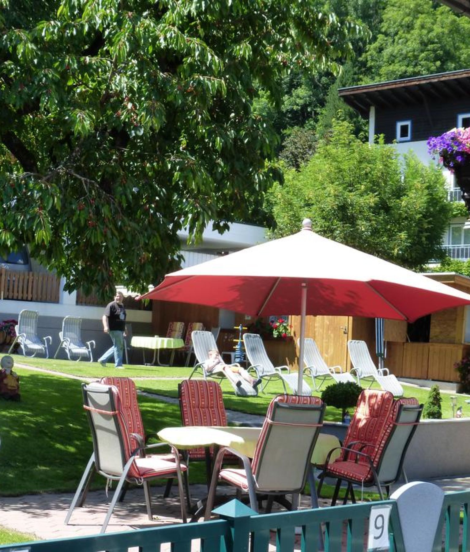 Garten der Pension Alpenrose in Zell am See